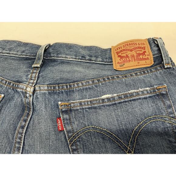 Levi's Womens 501 Jean Shorts Size 32 Medium Wash Denim Cut Off Style Button Fly - Picture 3 of 11